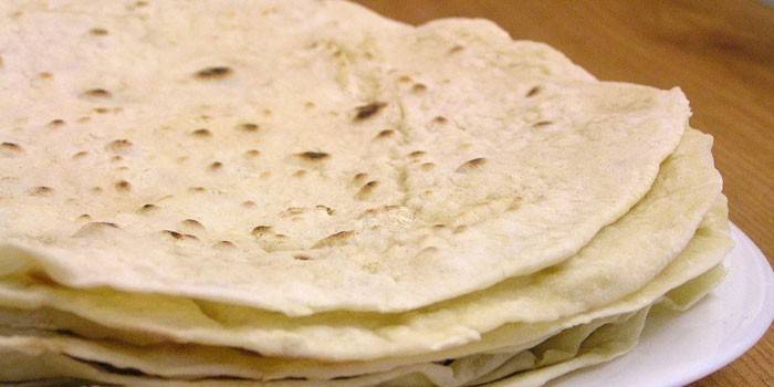 Pain pita mince sur une assiette