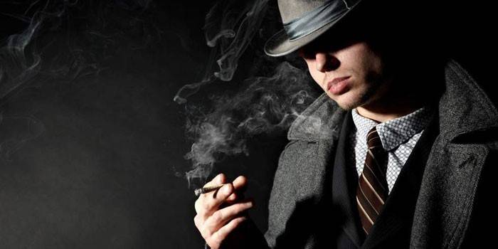Vyras su cigarete