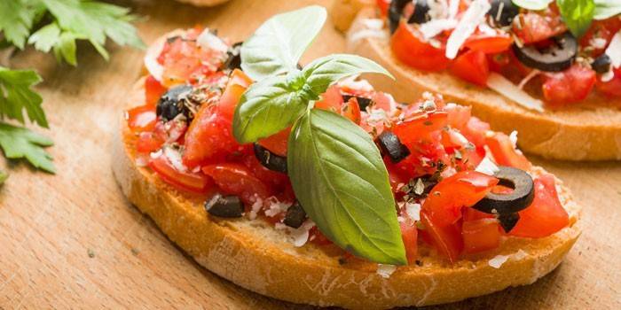 Entrepans italians amb tomàquets, olives i orenga