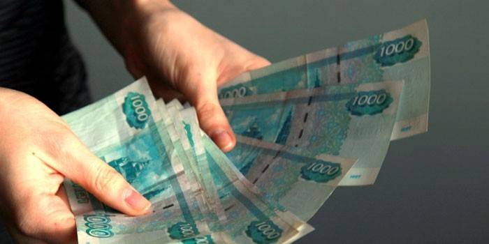 Billetes en las manos