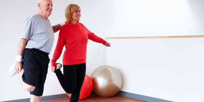 Hombre y mujer hacen gimnasia