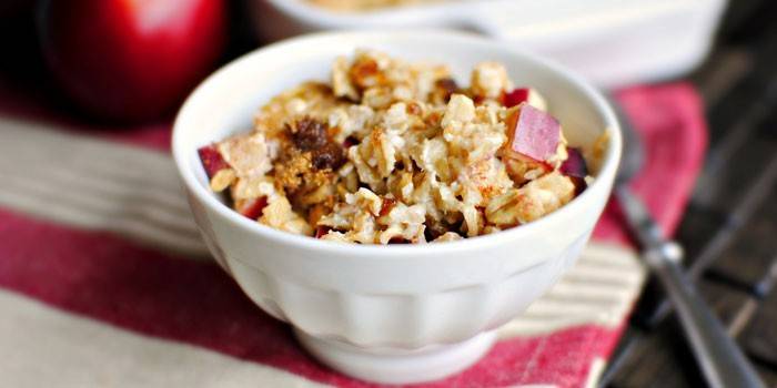 Muesli aux céréales avec des tranches de pomme