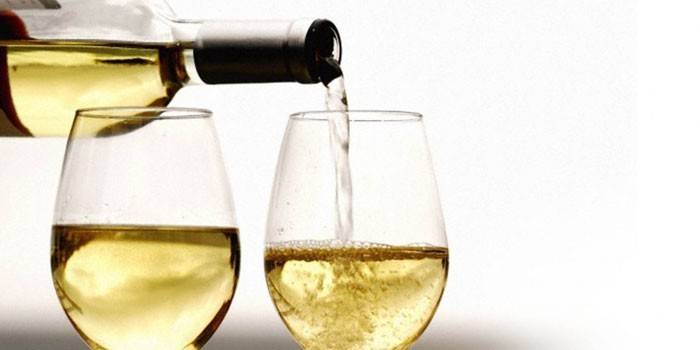 Vino blanco en copas