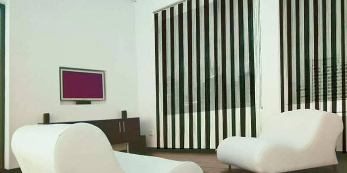 Cortinas verticais preto e branco
