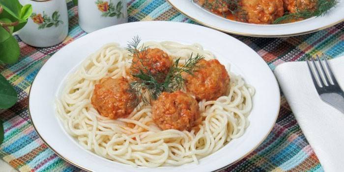 Thịt viên thịt bò với nước sốt và mì ống