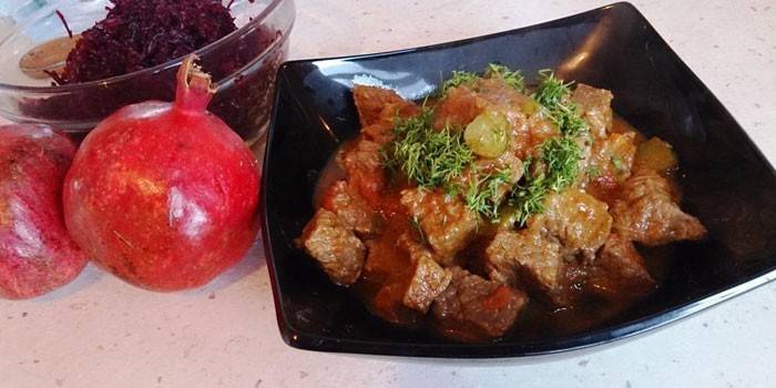 Bir tabakta salatalık turşusu ile domuz eti azu