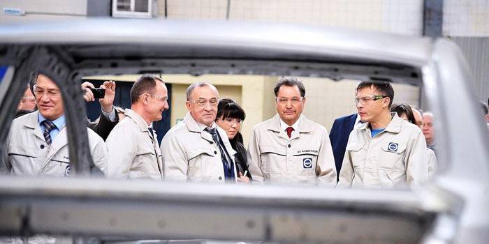 Vyrai automobilių gamykloje