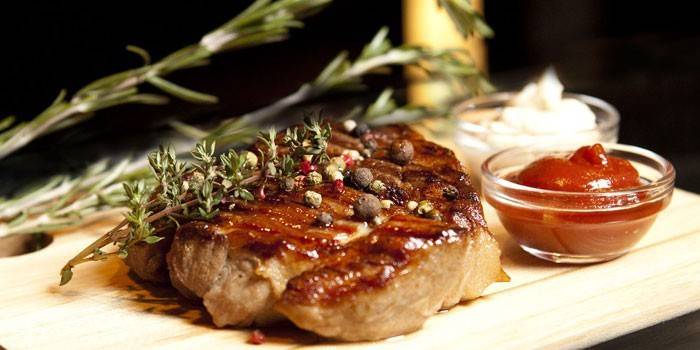 Kész steak fűszerekkel és gyógynövényekkel.