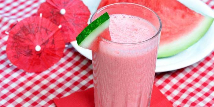 Sinh tố kem và dưa hấu trong ly