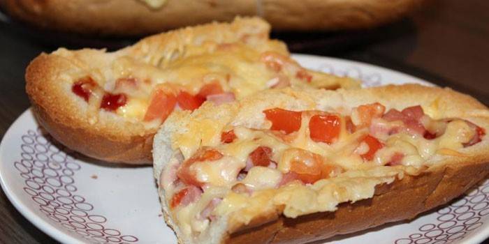Baget pizza bir plaka üzerinde