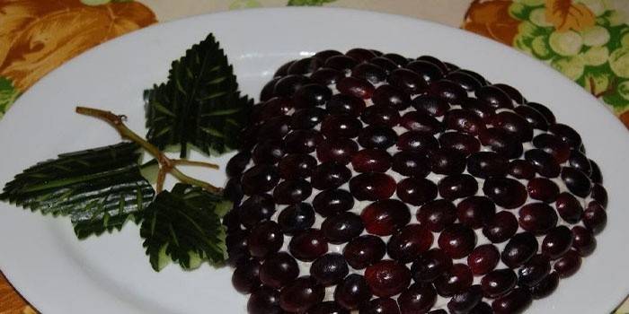Salad trang trí với nho trước khi phục vụ