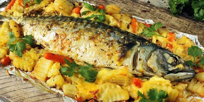 Verat al forn amb verdures i verdures abans de servir