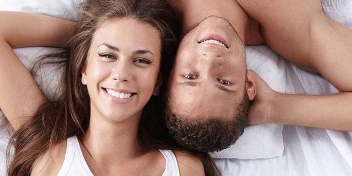 Mann und Mädchen im Bett