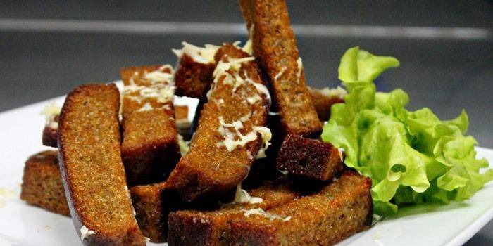 Croutons chiên trong dầu với tỏi