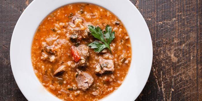 Kharcho georgiano com arroz e cordeiro