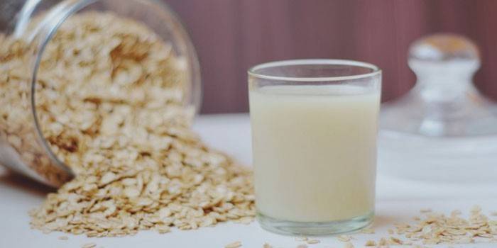 Avena y gelatina en un vaso