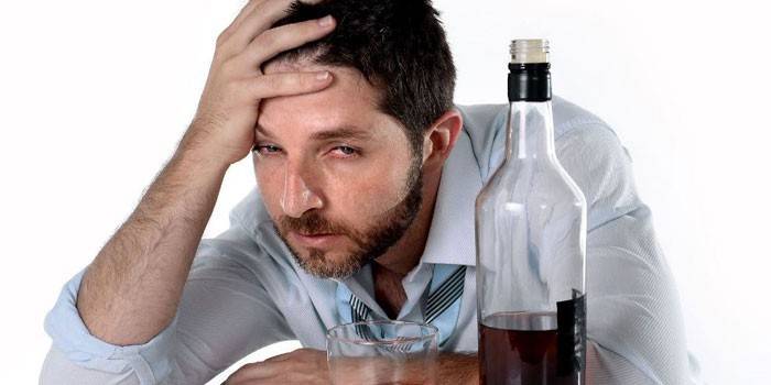 Người đàn ông với một chai rượu