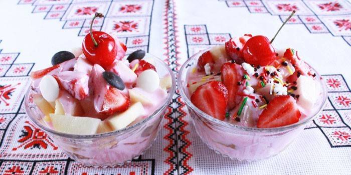 Macedonia di yogurt in una ciotola