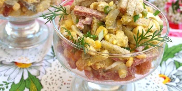 Салата с крекерима, кукурузом и кобасицом