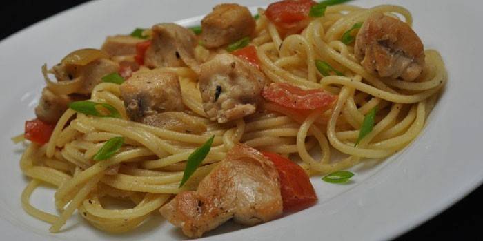 Spaghetti aux tomates et morceaux de poulet