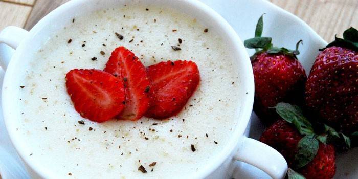 Gachas de sémola con fresas y chispas de chocolate