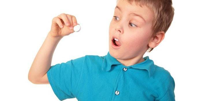 Cậu bé với một chiếc máy tính bảng trong tay