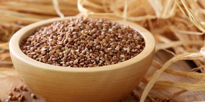 Sêmolas de trigo mourisco em um prato