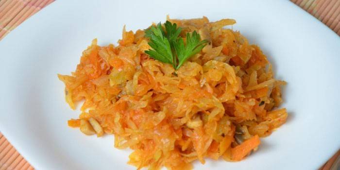 Col guisat amb arròs en un plat