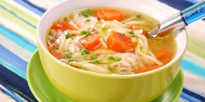Teller mit Hühnernudelsuppe