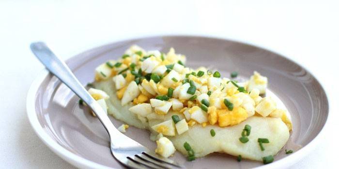 Filé de peixe terminado em polonês em um prato