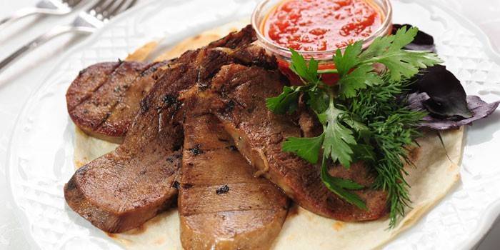 Gebratene Rinderzunge mit Sauce und Kräutern