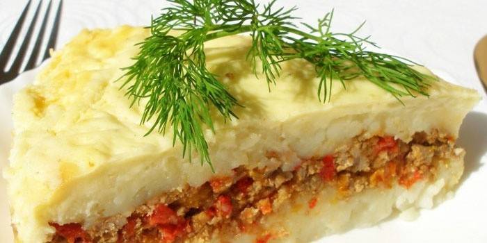 Burgonya rakott darált hús és zöldség