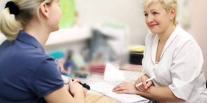 Fată la întâlnirea medicului