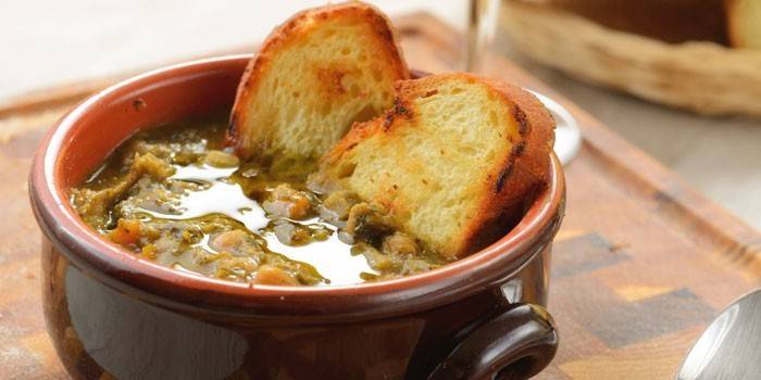 Sopa de feijão com croutons