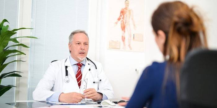 Chica en la cita del doctor
