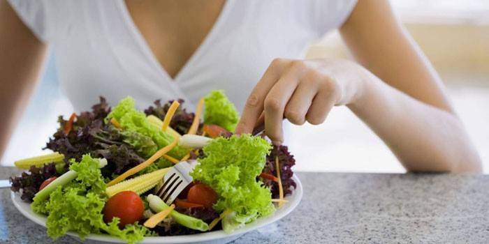 Mädchen essen Salat