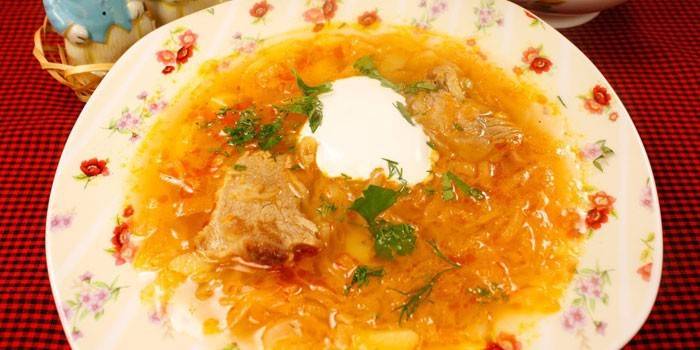 Sopa de col repuda del caldo de carn