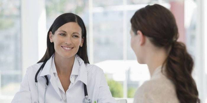 Mujer y doctor
