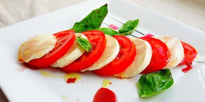 สลัด Caprese คลาสสิกสำเร็จรูป