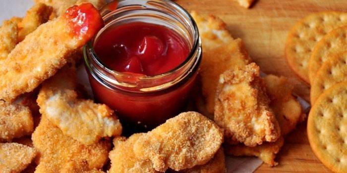 Gebackene Hühnernuggets mit Soße