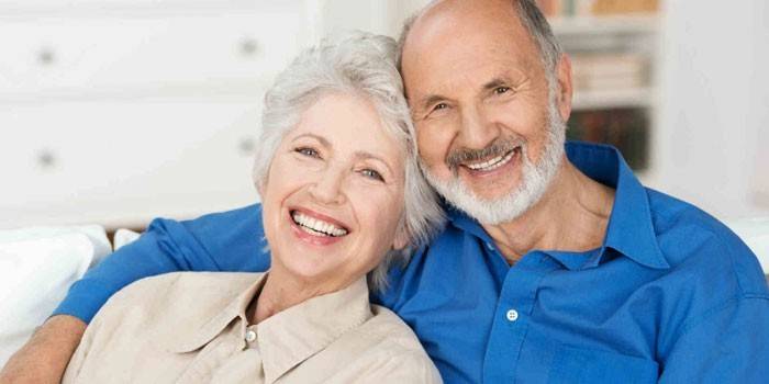Hombre y mujer de edad avanzada