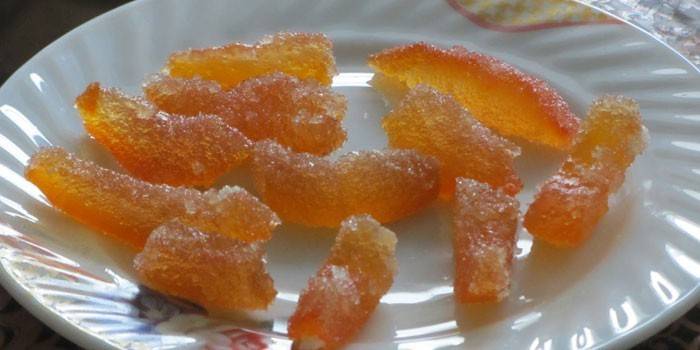 Naranja confitada en un plato