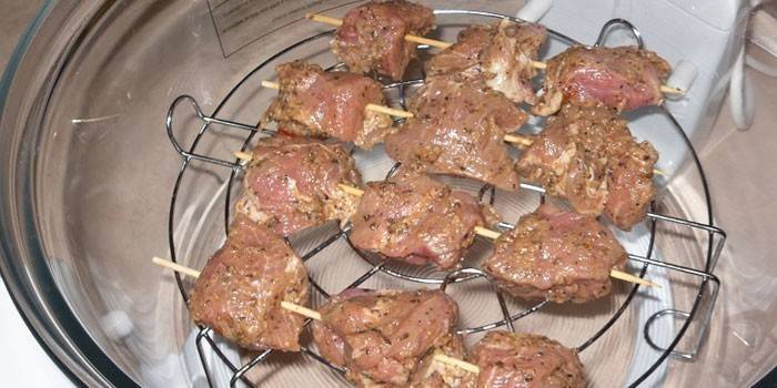 Lihan keittäminen grillaamiseksi ilmagrillissä