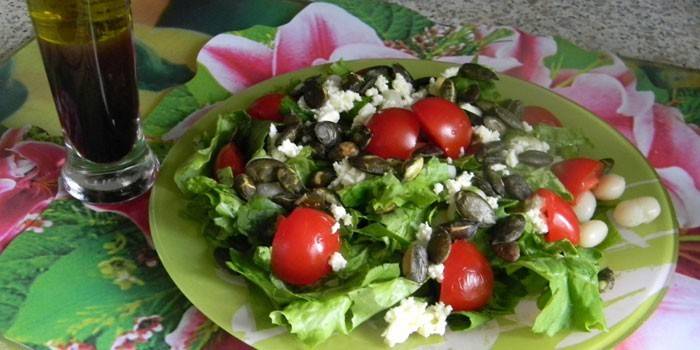 Italienischer Salat mit Ricotta, Tomaten und Nüssen