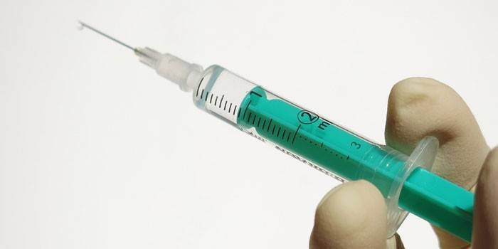 Medizinische Spritze mit einer Droge in der Hand