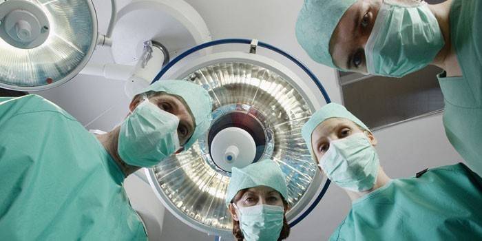 Squadra chirurgica su operazione