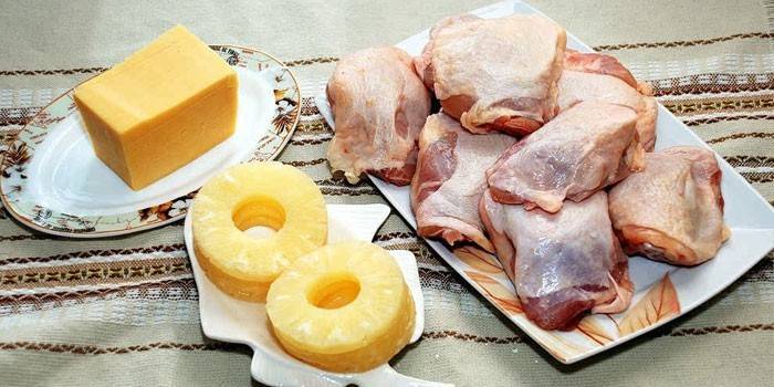 Tavuk uylukları, ananas dilimleri ve peynir
