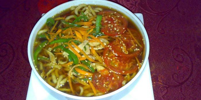 Chinesische Suppe mit Gemüse und Nudeln