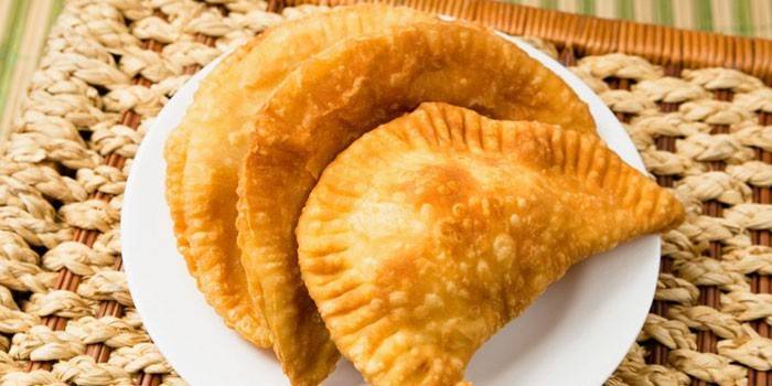 Bánh nướng sẵn trên đĩa