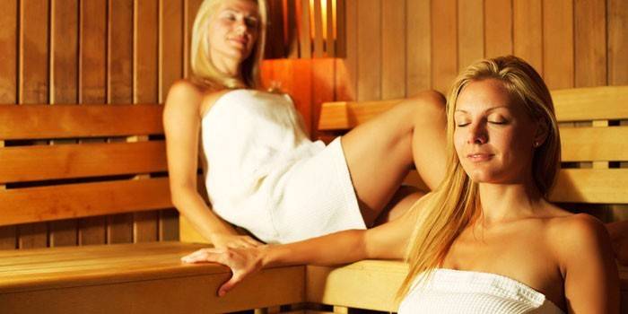 Filles dans le bain